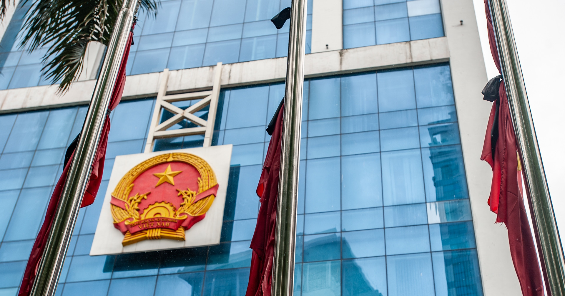 Các tòa nhà đồng loạt treo cờ rủ tưởng niệm nguyên Chủ tịch nước Trần Đức Lương