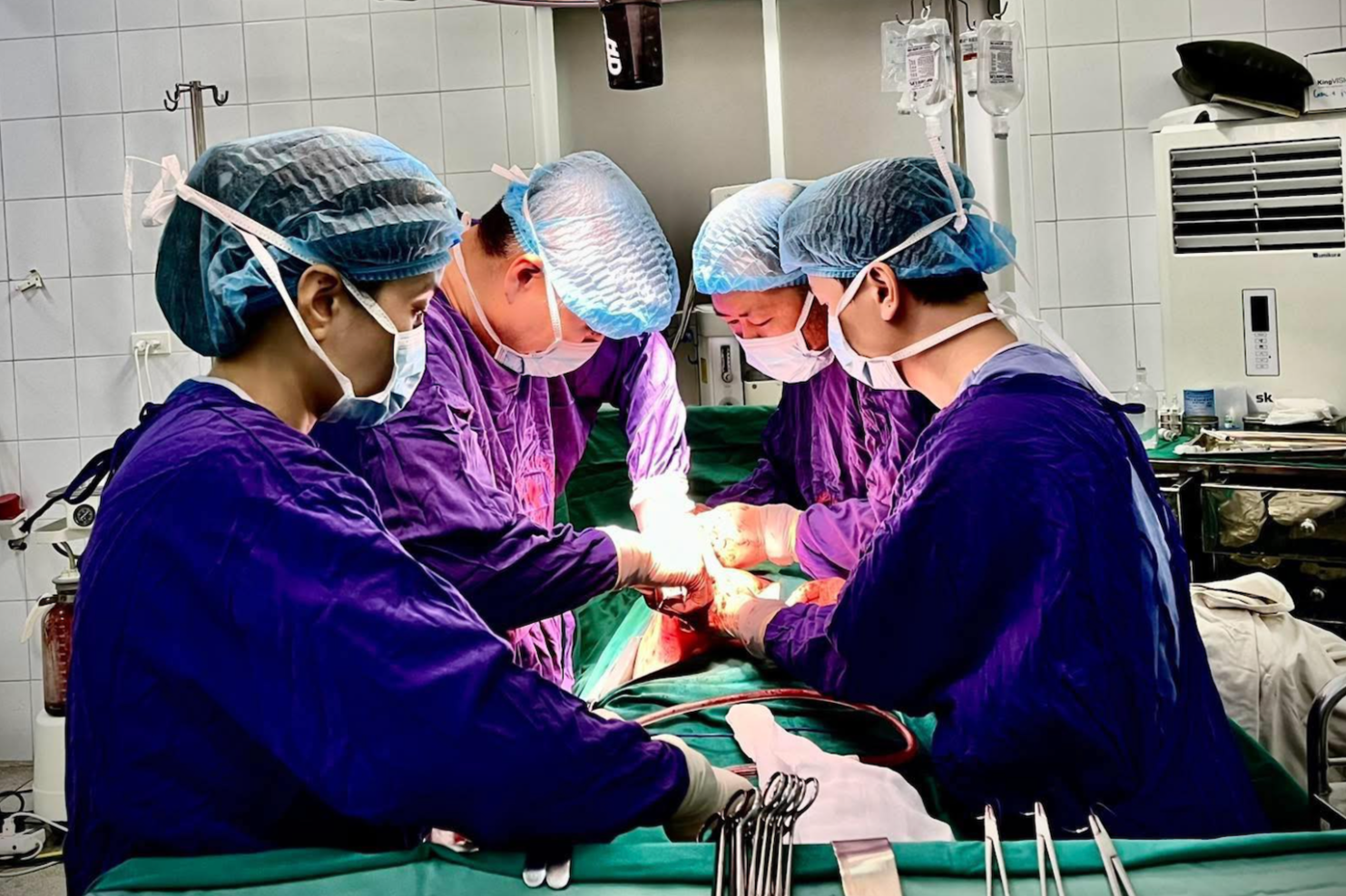 Mổ khẩn cấp cứu người phụ nữ bị xe rác đè vỡ đứt đôi tuỵ