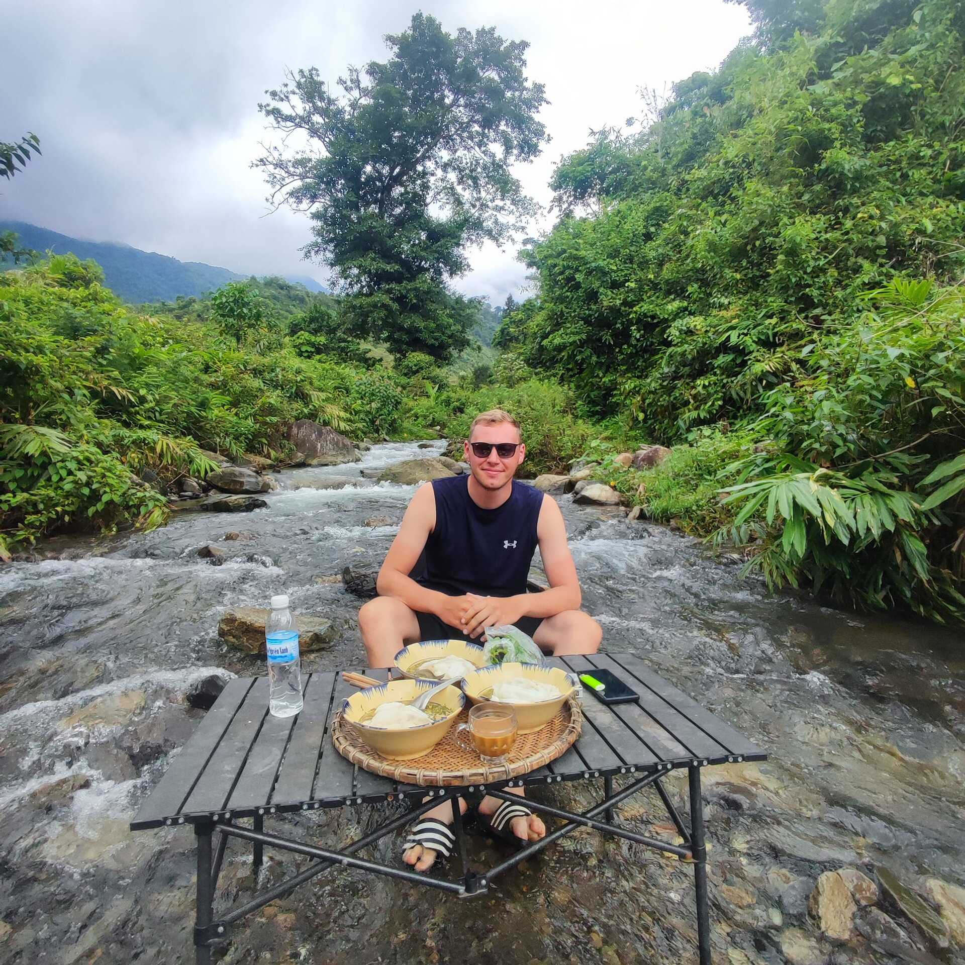 chàng trai dao tiền làm homestay