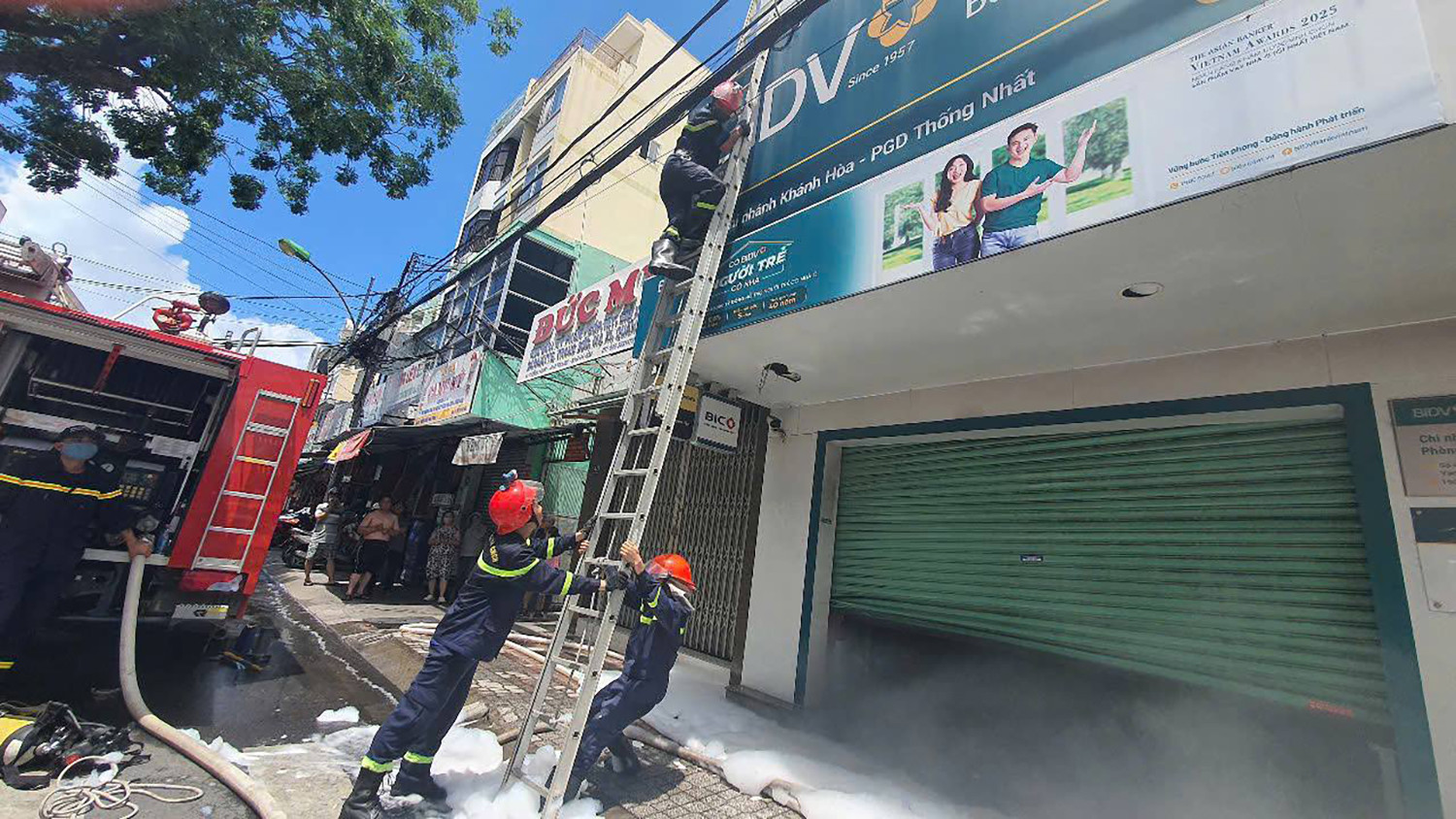 cháy ngân hàng.jpeg