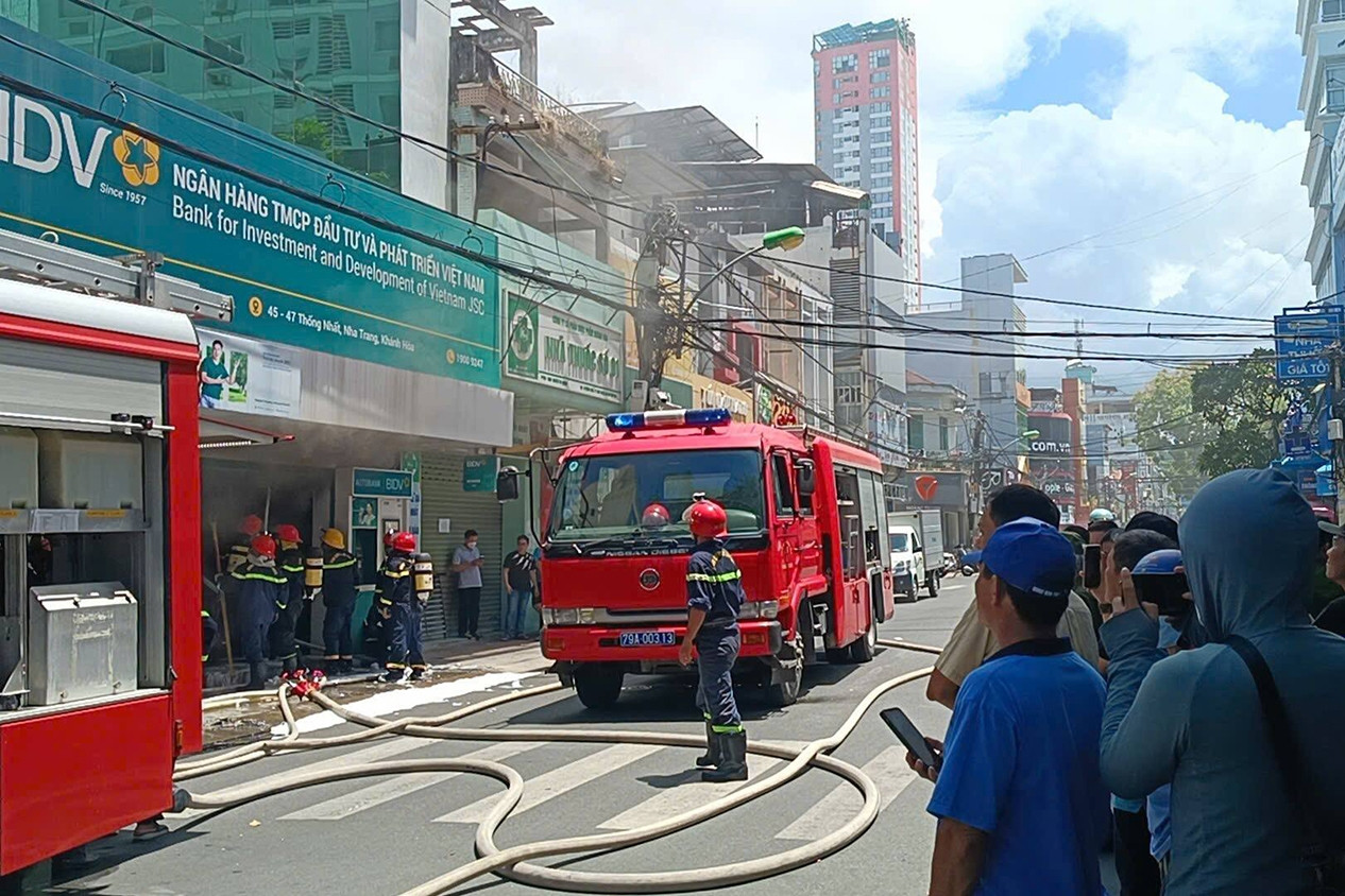 Cháy phòng giao dịch Ngân hàng BIDV, hàng chục người tham gia dập lửa