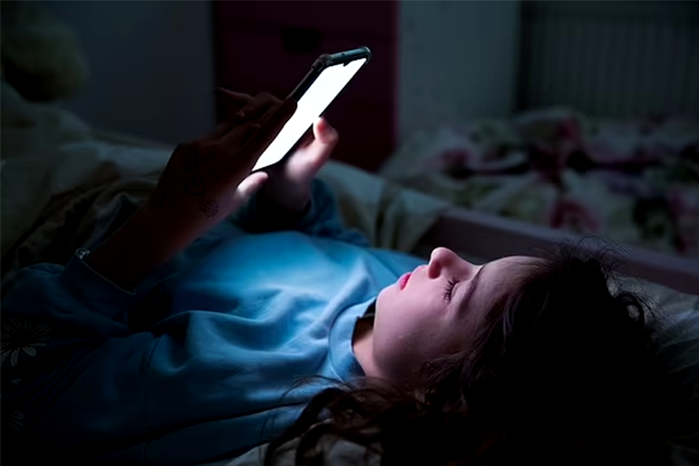 Cho trẻ dùng smartphone có thể đang góp phần gây ra căn bệnh phổ biến đáng sợ