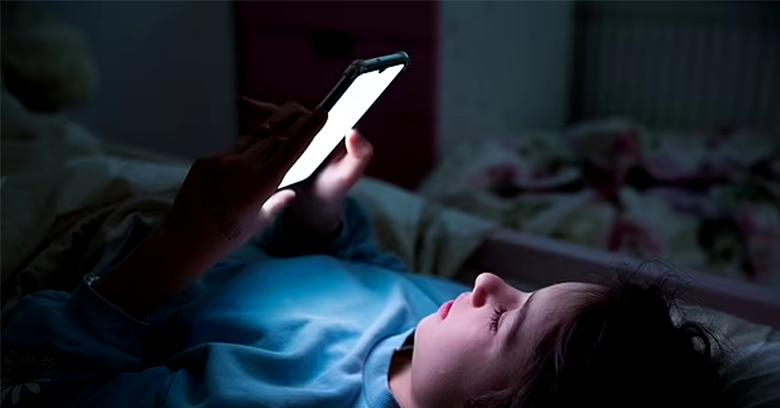 Cho trẻ dùng smartphone có thể đang góp phần gây ra căn bệnh phổ biến đáng sợ