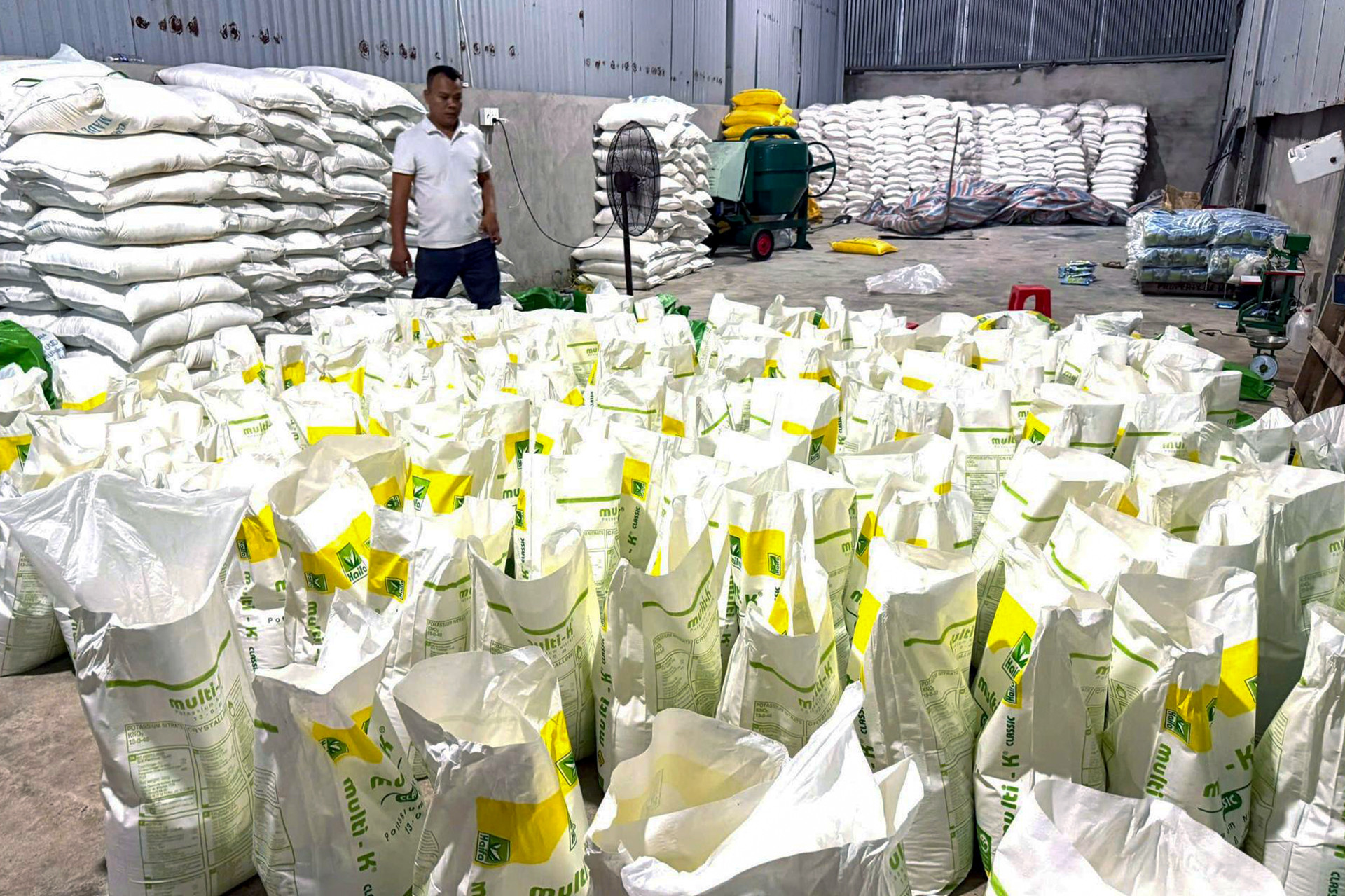 Đột kích xưởng phân bón hoạt động "chui", nhập ...