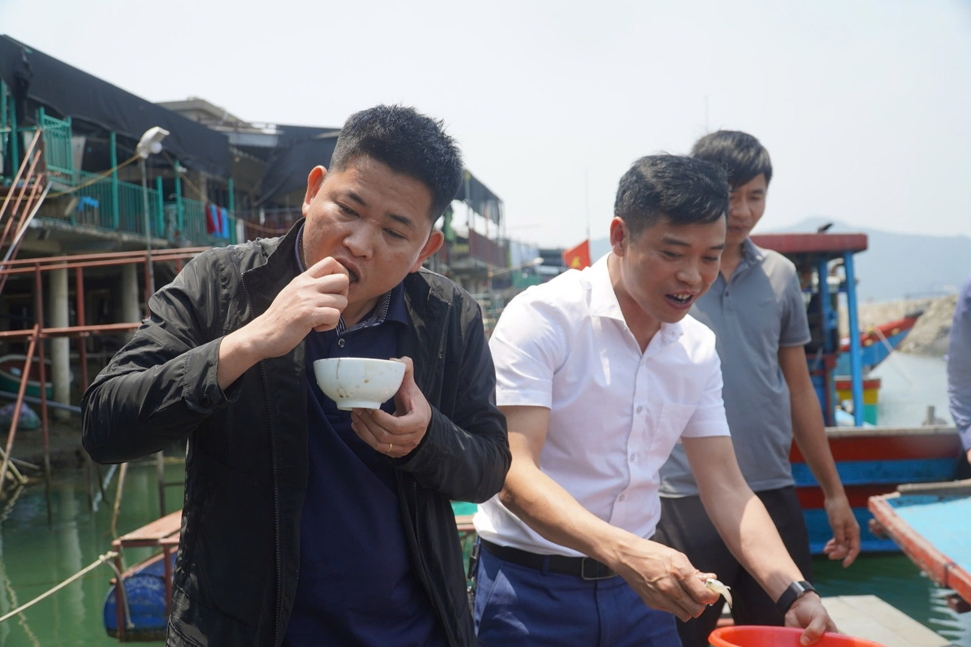 Đặc sản Vũng Áng vào mùa, bán tiền triệu một cân vẫn 'cháy hàng', khách ăn sống tại chỗ