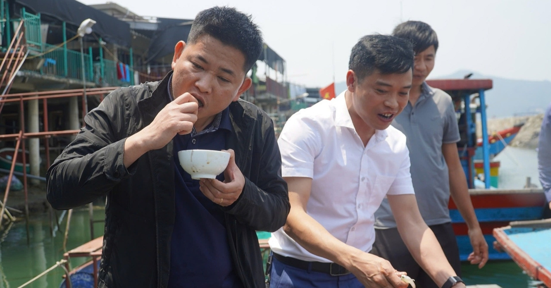 Đặc sản Vũng Áng vào mùa, bán tiền triệu một cân vẫn 'cháy hàng', khách ăn sống tại chỗ