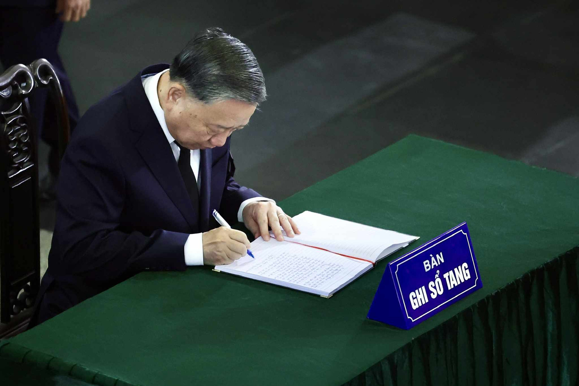 Những lời tiếc thương sâu sắc trong sổ tang nguyên Chủ tịch nước Trần Đức Lương