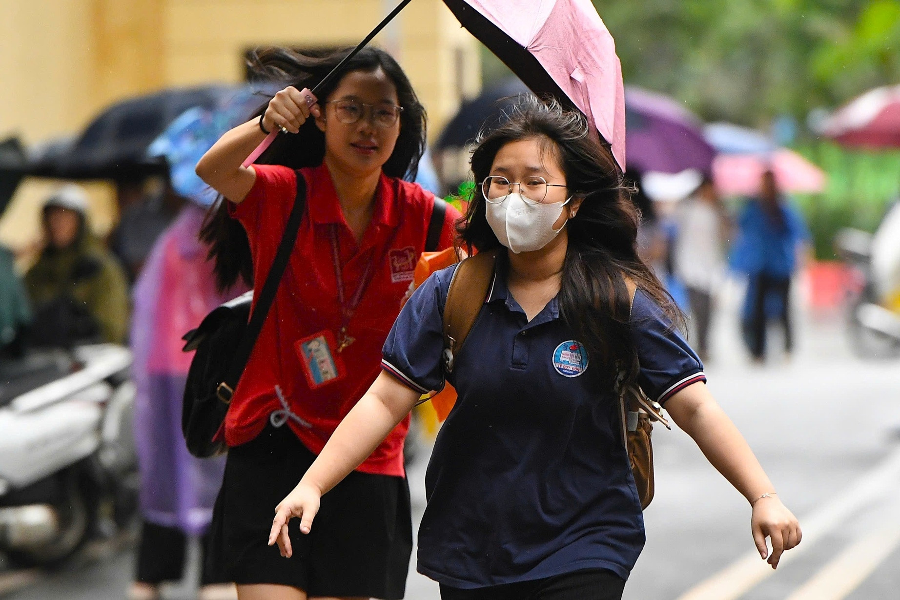 Những thí sinh đầu tiên bước vào kỳ thi lớp 10 ở Hà Nội năm 2025