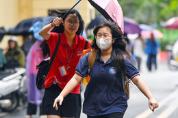 Những thí sinh đầu tiên bước vào kỳ thi lớp 10 ở Hà Nội năm 2025