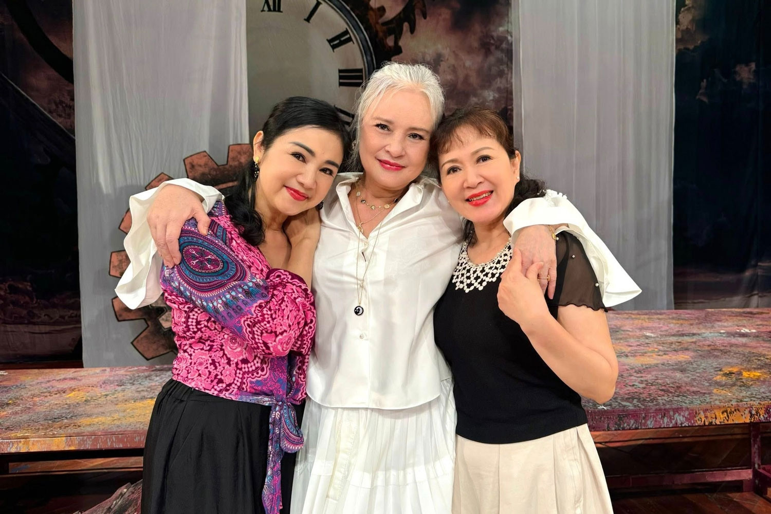 NSND Thu Hà hội ngộ 2 NSND đàn chị, sức khoẻ của Mai Phương Thuý sau khi cấp cứu