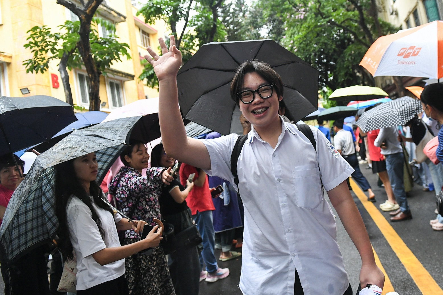 Sau môn thi Văn lớp 10 ở Hà Nội: 'Em đến xem á khoa là ai, thủ khoa là em rồi'