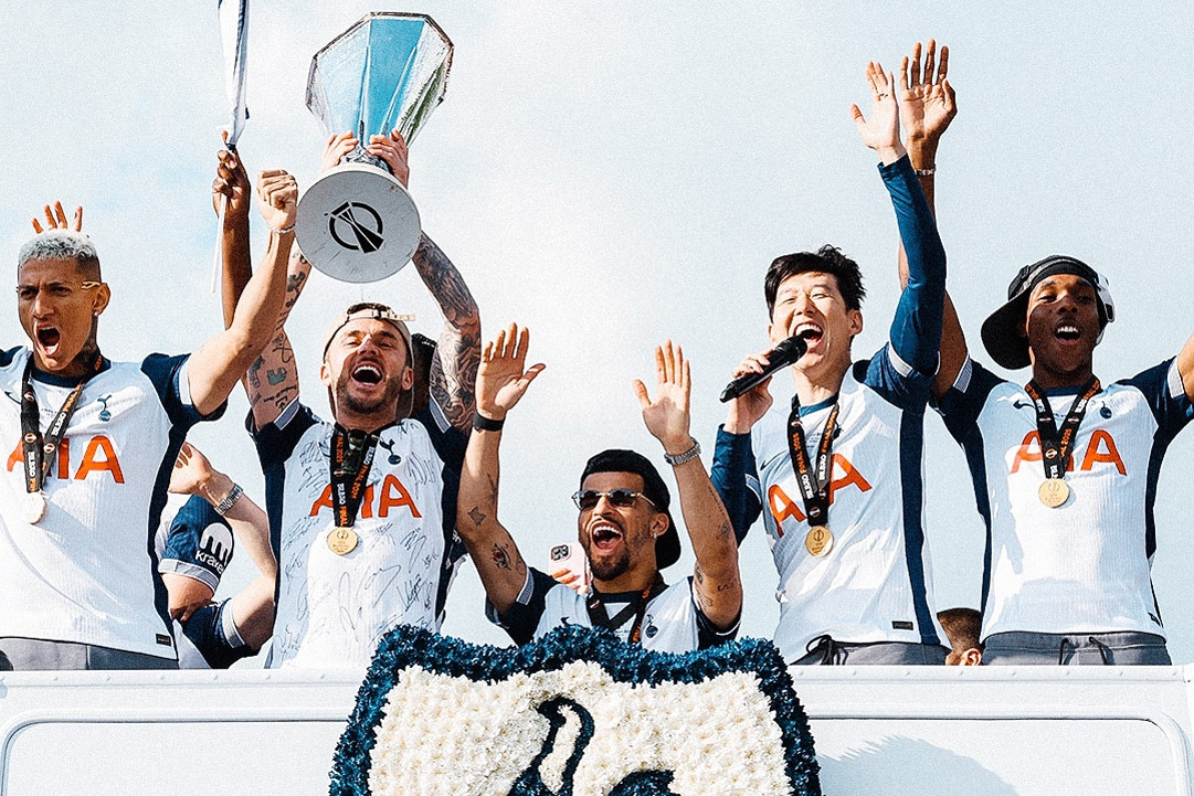 Tottenham diễu hành hoàng tráng ăn mừng vô địch Europa League