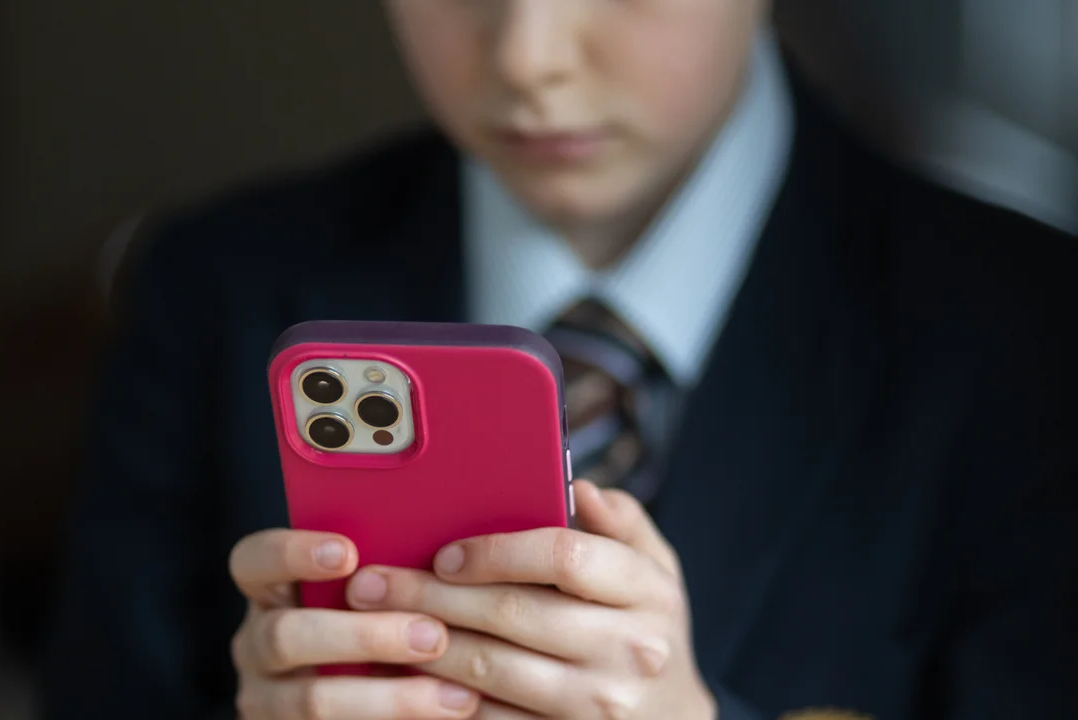 tre dung dien thoai 1.png