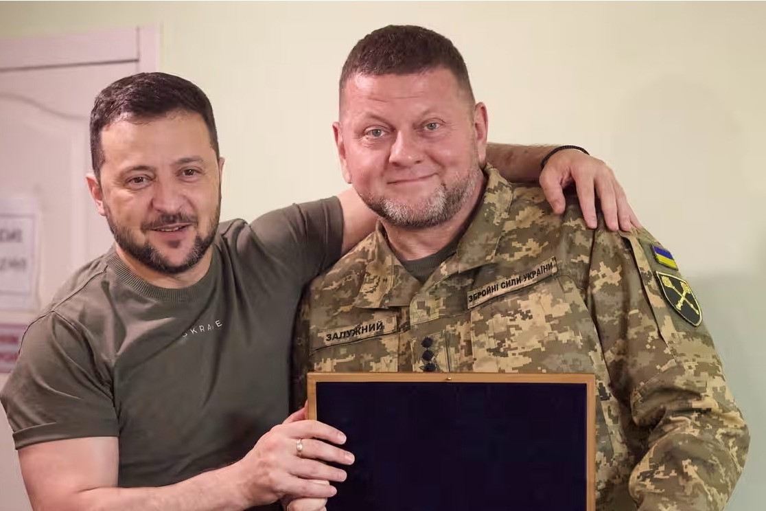 Valerii Zaluzhnyi và Zelensky. Ảnh: Ukrainian Presidential Press Service
