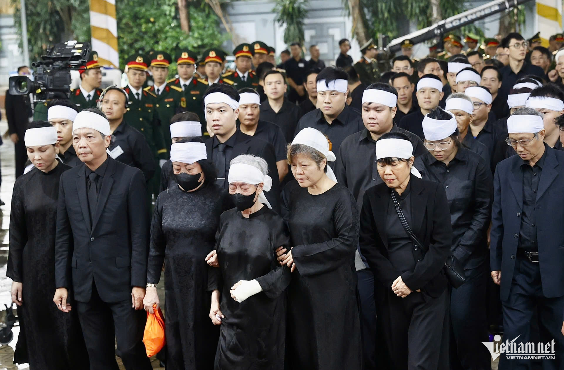 W-GIA QUYẾN .jpg