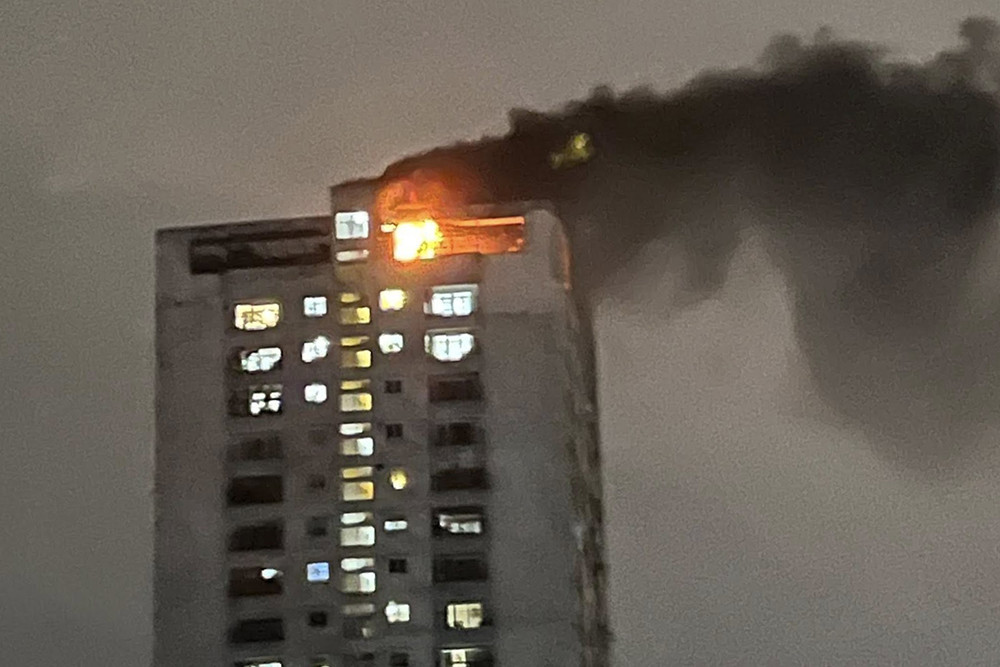 Lửa cháy đỏ rực, khói đen bốc cao từ tầng áp mái của chung cư tại Hà Nội