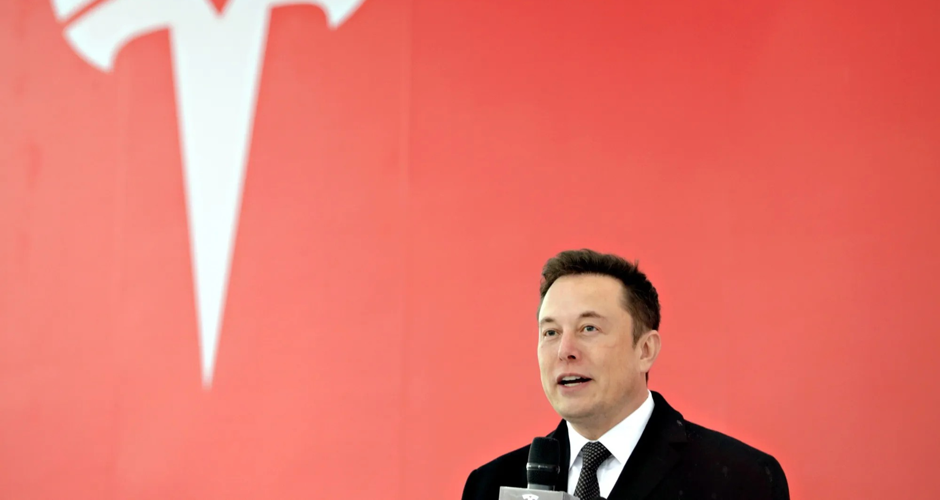 Elon Musk trở lại chế độ làm việc 24/7, ngủ sàn nhà máy