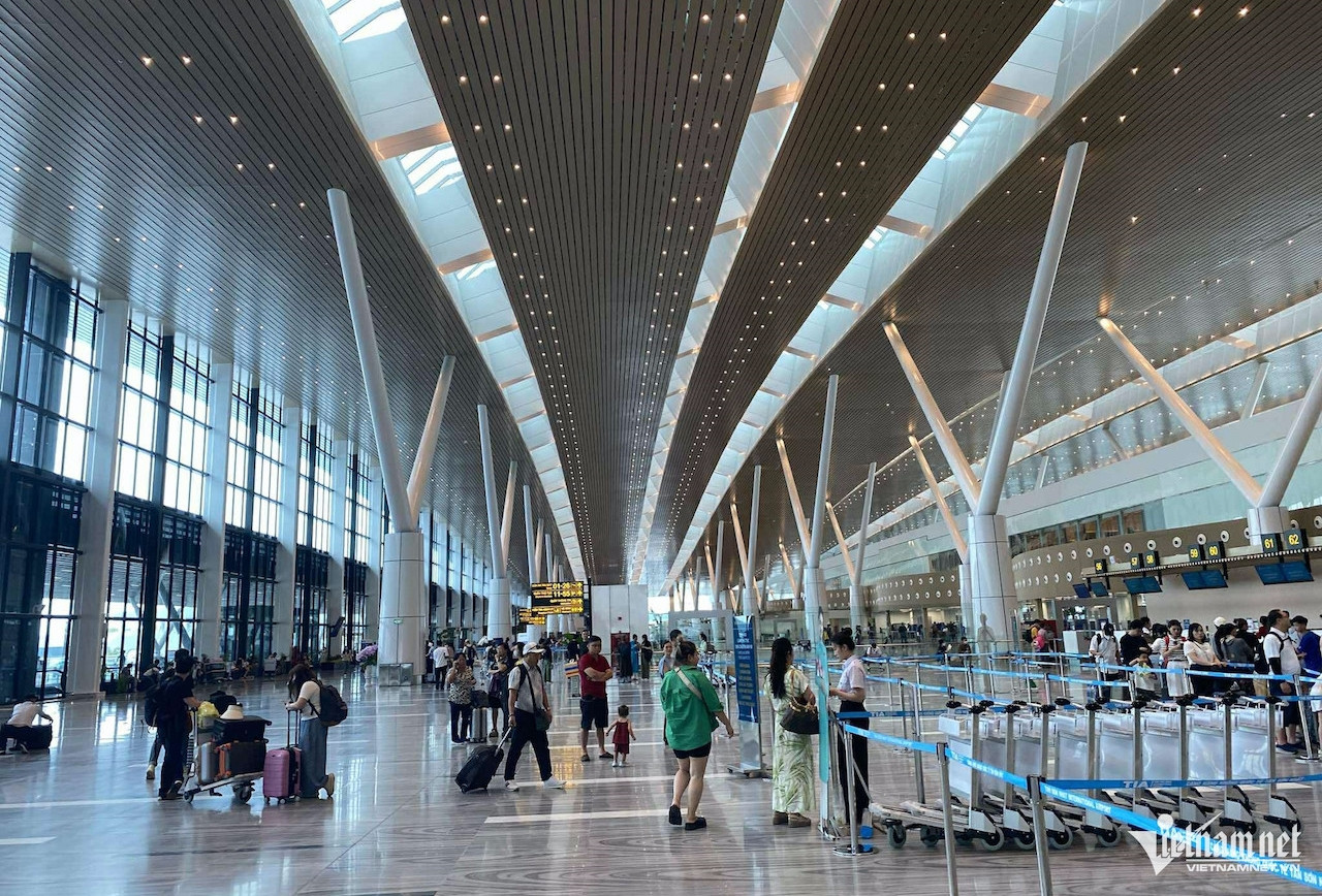 Bộ trưởng Bộ Xây dựng yêu cầu xử lý dứt điểm vụ ga T3 Tân Sơn Nhất dột nước