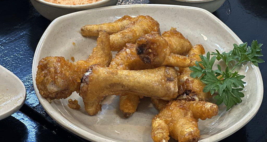 Chân gà bổ đủ bề nhưng 2 nhóm người nên hạn chế ăn