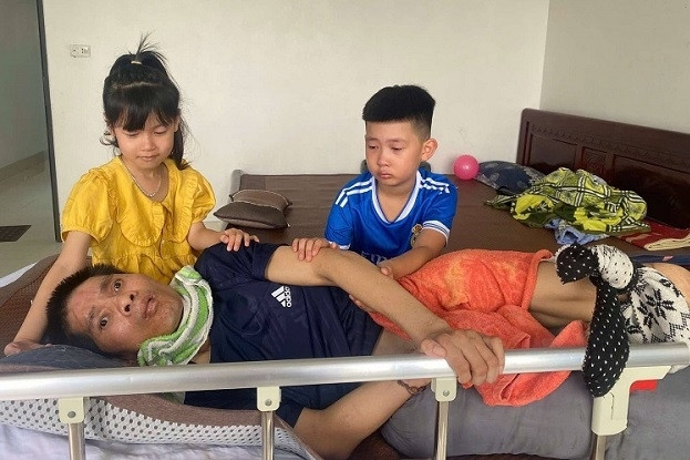 Chồng tai nạn nằm liệt giường, vợ bất lực đưa về nhà chăm, phó mặc cho số phận