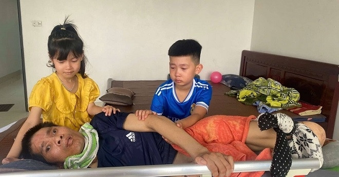 Chồng tai nạn nằm liệt giường, vợ bất lực đưa về nhà chăm, phó mặc cho số phận