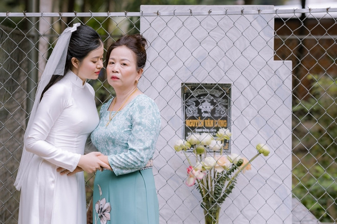Cô dâu Vĩnh Long chụp ảnh bên ngôi mộ, phía sau là chuyện thắt lòng