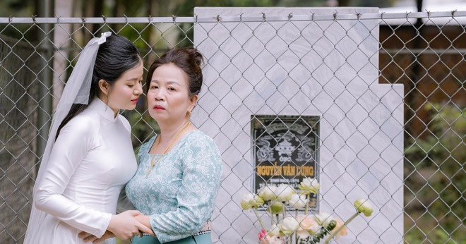 Cô dâu Vĩnh Long chụp ảnh bên ngôi mộ, phía sau là chuyện thắt lòng