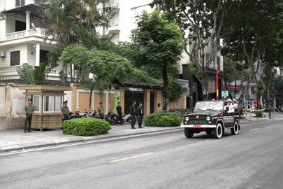 Đoàn xe chở linh cữu nguyên Chủ tịch nước Trần Đức Lương qua các tuyến phố Hà Nội