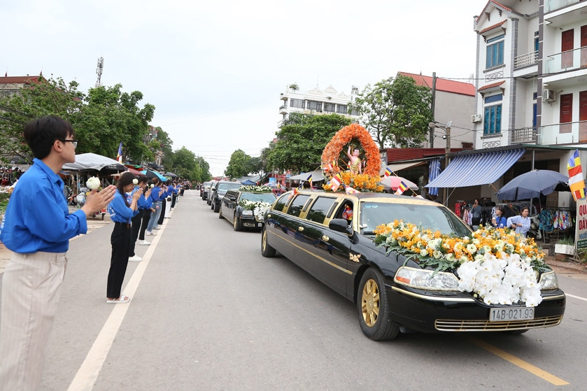 Đoàn xe limousine cung rước xá lợi Phật từ chùa Phúc Sơn về Trúc Lâm Yên Tử