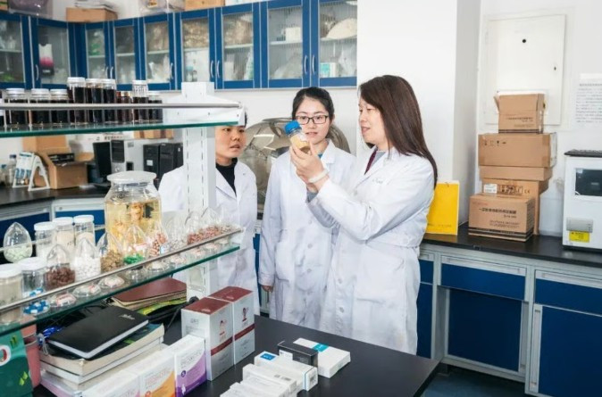 giao su hoa hoc2.jpg