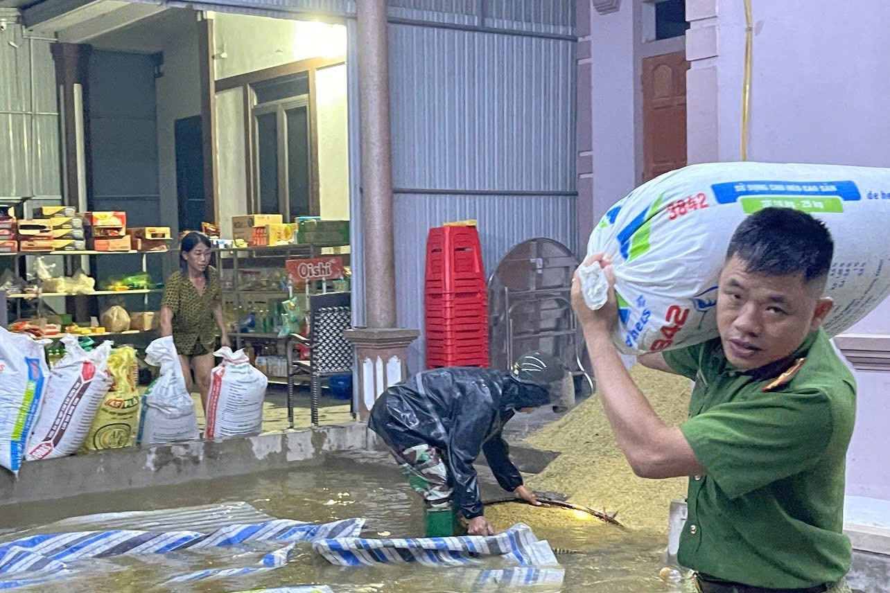 Hà Tĩnh: Lũ quét bất ngờ, 'trắng đêm' sơ tán người dân và tài sản