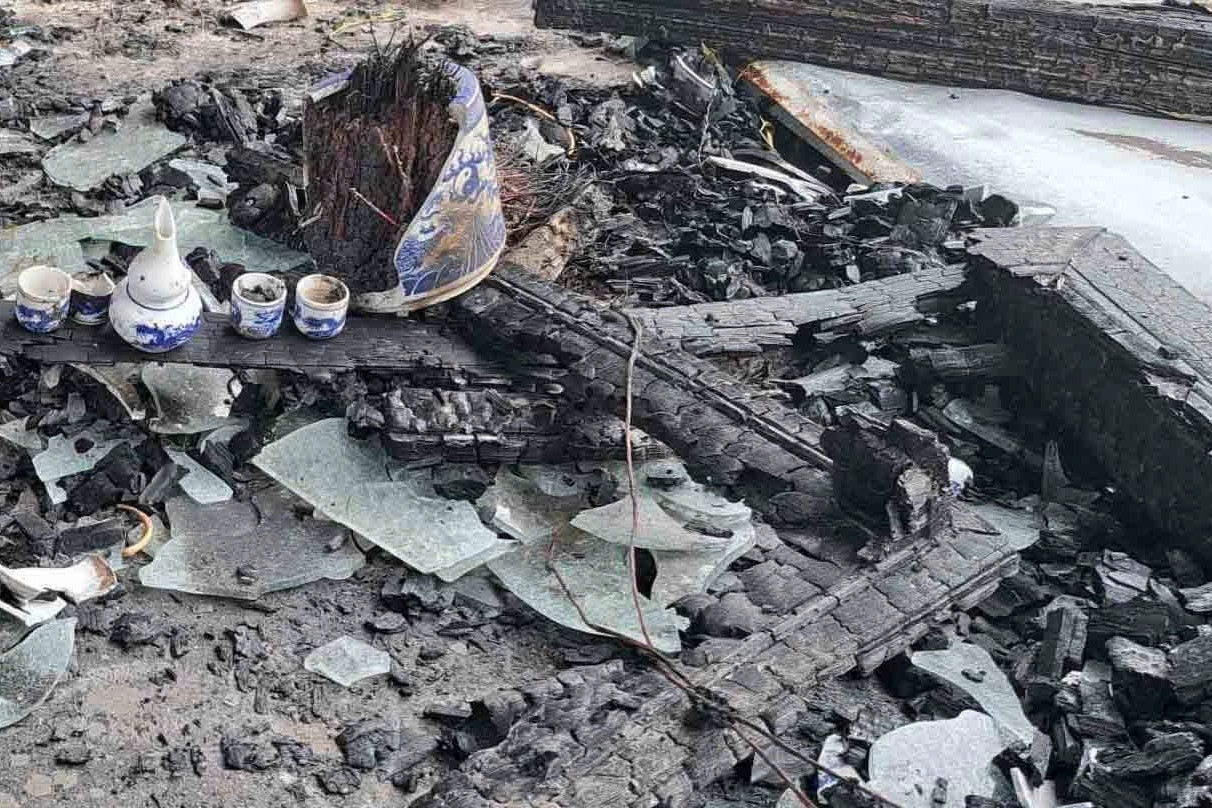 Hình ảnh sét đánh cháy đen nhà dân trong đêm