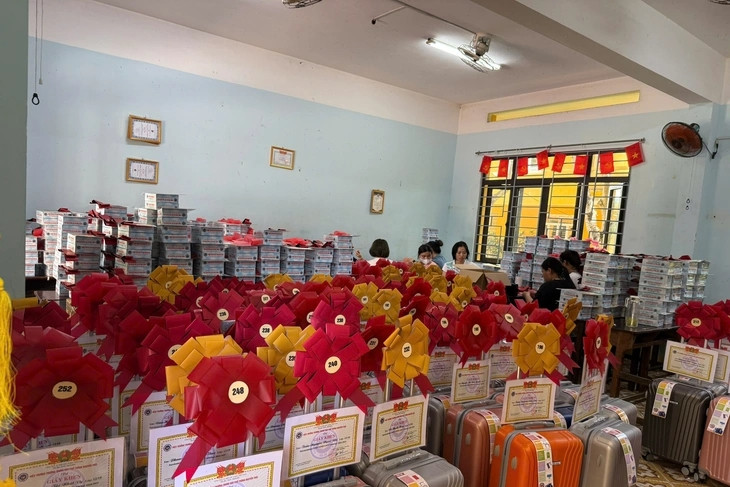 Học sinh giỏi, xuất sắc lớp 12 được nhận thưởng vali du lịch