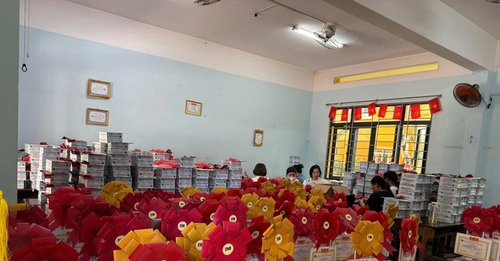 Học sinh giỏi, xuất sắc lớp 12 được nhận thưởng vali du lịch