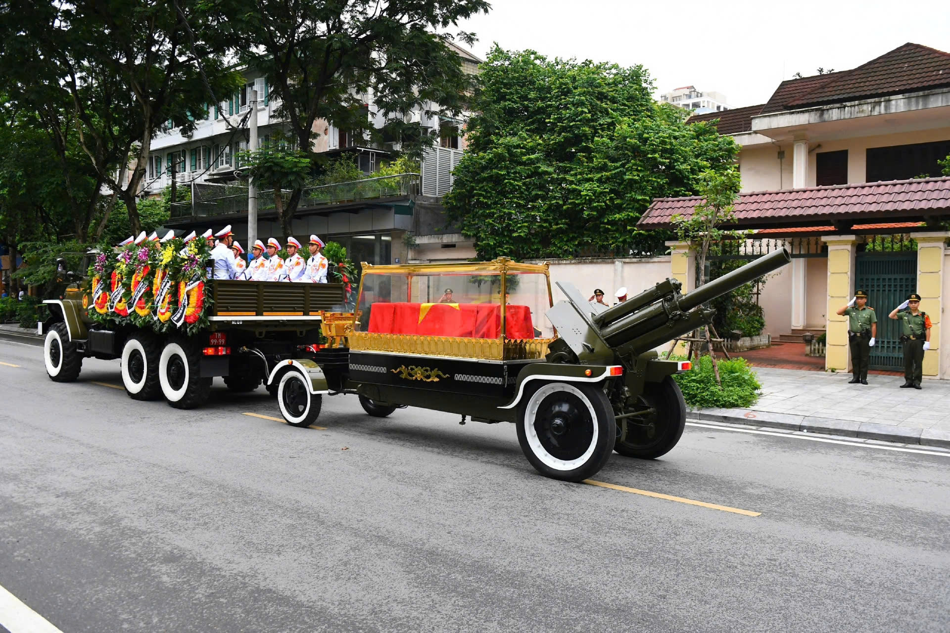 Linh cữu nguyên Chủ tịch nước Trần Đức Lương đi qua nhà riêng