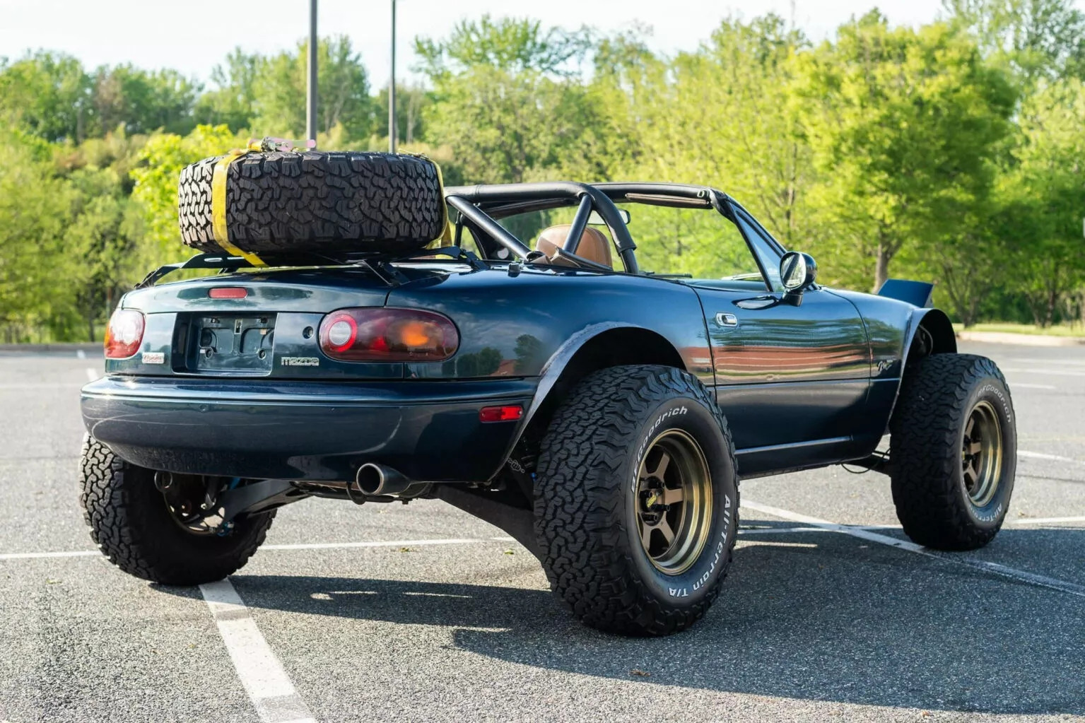 Mazda MX-5 Miata mui trần 'đỏng đảnh' biến hoá thành xe off-road đầy bụi bặm