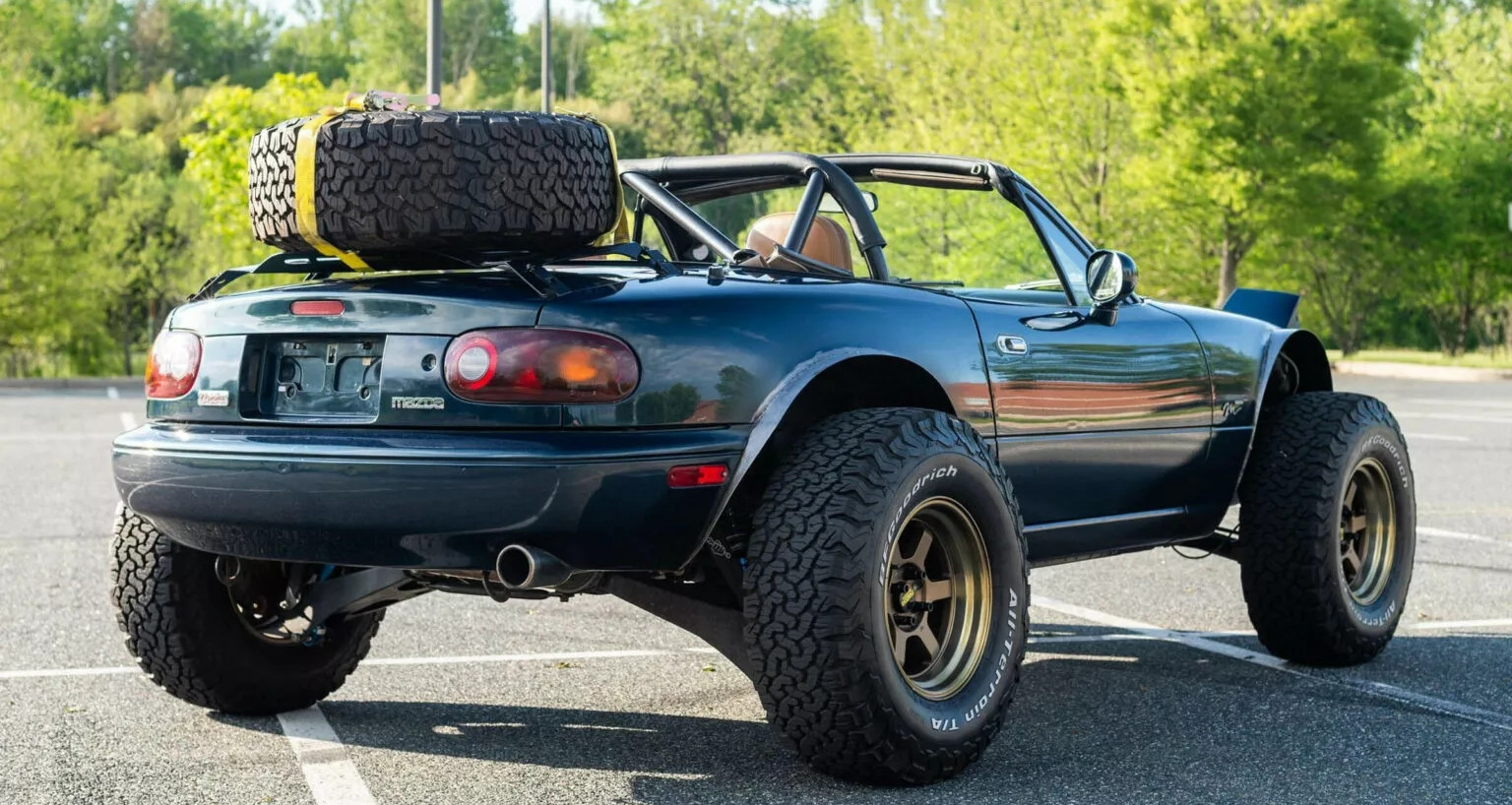 Mazda MX-5 Miata mui trần 'đỏng đảnh' biến hoá thành xe off-road đầy bụi bặm