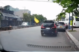 Nóng trên đường: Tài xế ô tô mở cửa ẩu 'hạ gục' xe máy, còn đòi bắt đền móp xe