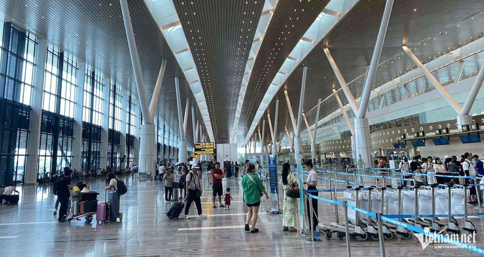 ‘Ông lớn’ thi công mái nhà ga T3 Tân Sơn Nhất; siết bảo hiểm cháy nổ nhà trọ