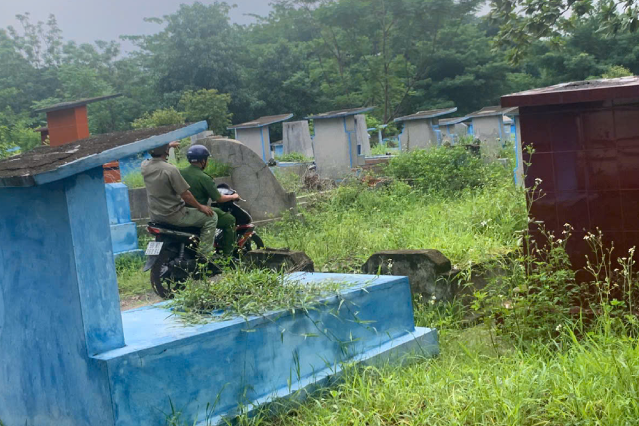 Phát hiện thi thể cụ bà đang phân huỷ trong nghĩa trang