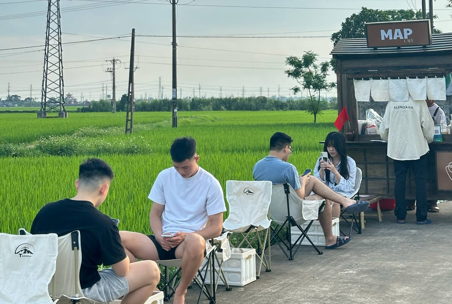 Quán cà phê giữa đồng lúa ở Thái Bình, chuẩn bị cả kem bôi chống muỗi cho khách