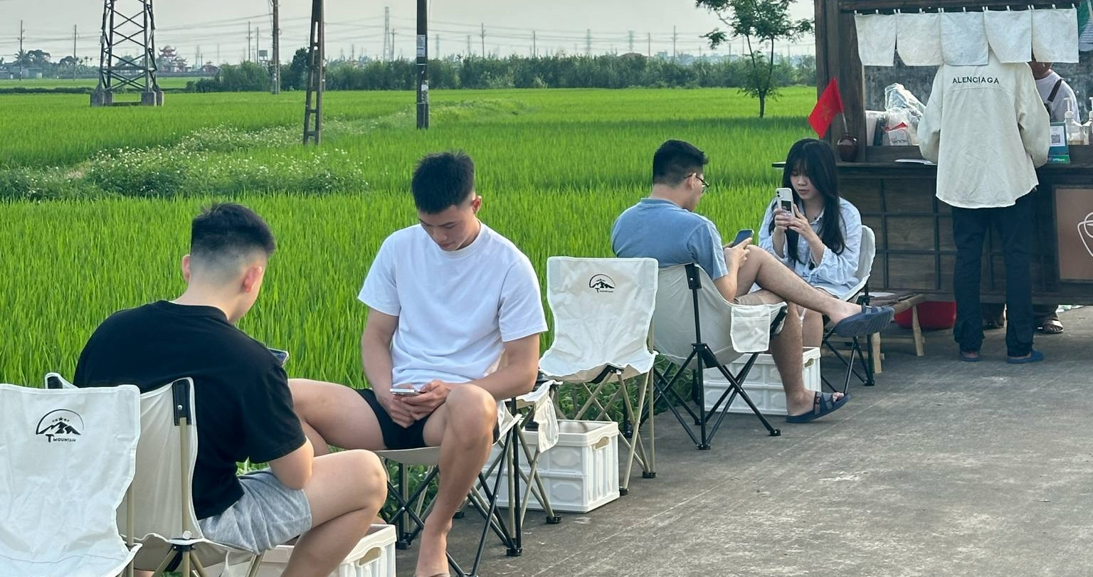 Quán cà phê giữa đồng lúa ở Thái Bình, chuẩn bị...