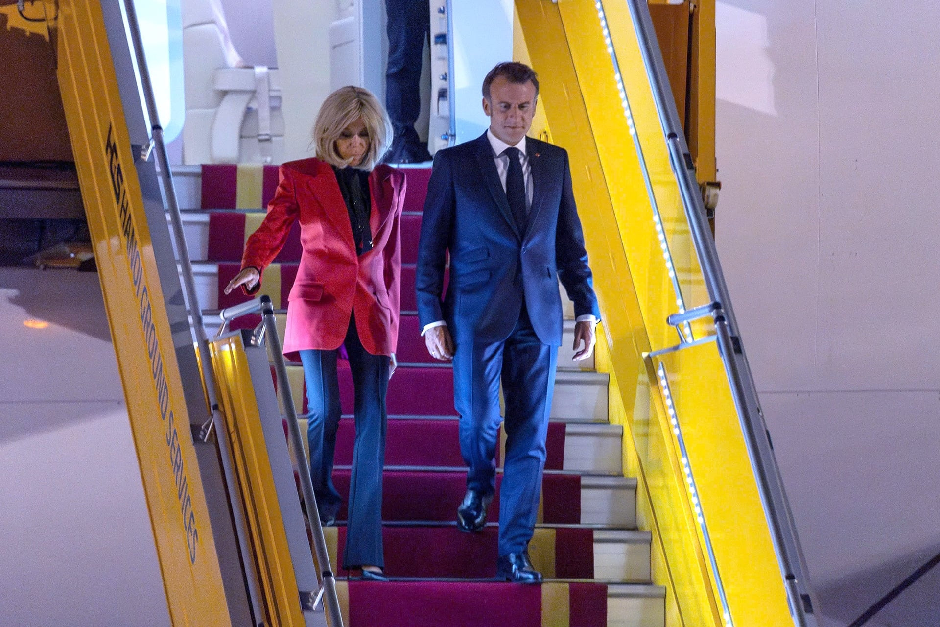 Tổng thống Pháp Emmanuel Macron và Phu nhân Brigitte Macron đến Hà Nội