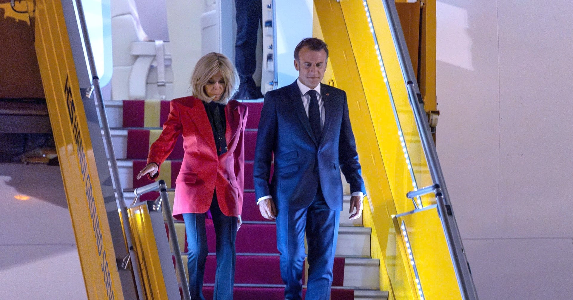 Tổng thống Pháp Emmanuel Macron và Phu nhân Brigitte Macron đến Hà Nội