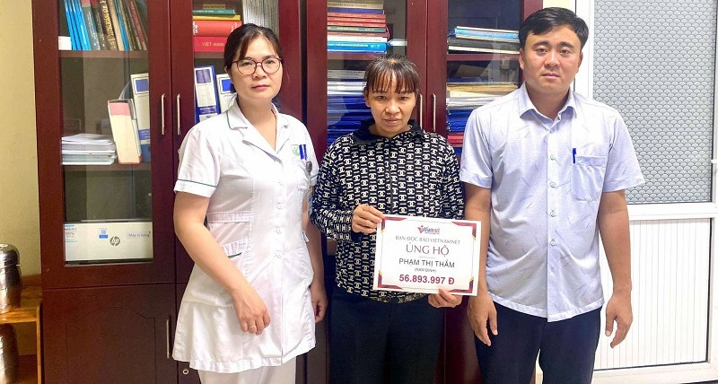Trao hơn 56 triệu đồng đến em Phạm Thị Thắm bị động kinh ngã chấn thương sọ não
