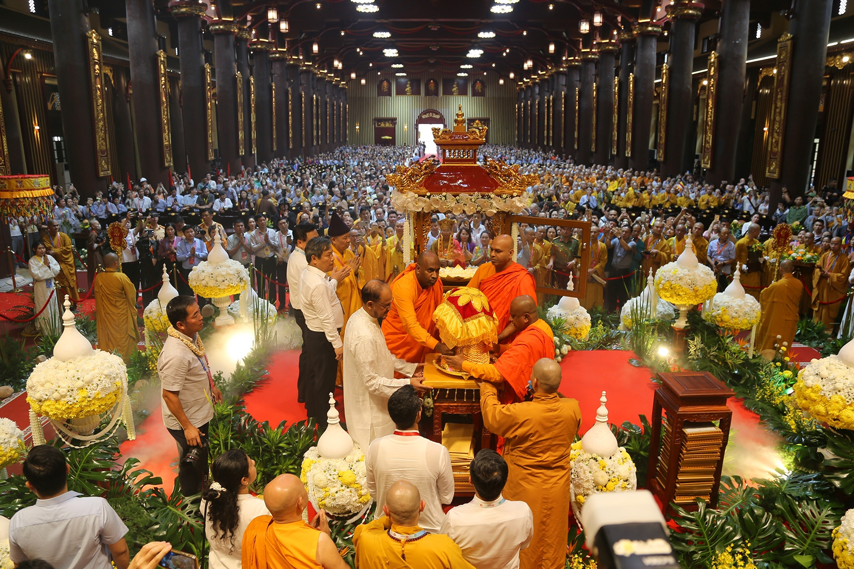 Trong tiếng kinh trầm bổng, vạn người cung nghinh xá lợi Phật đến Yên Tử