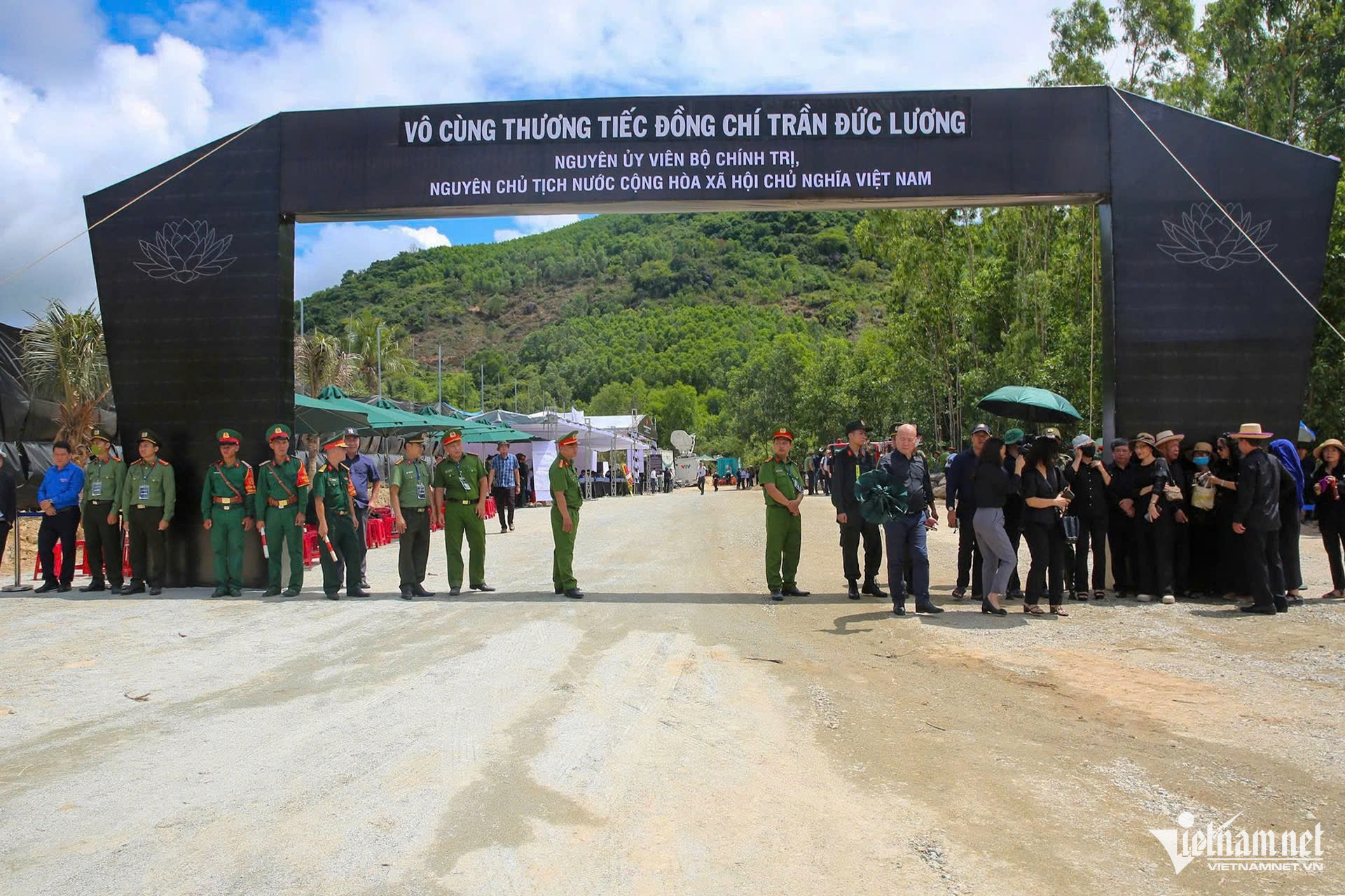 W-đón linh cữu.jpg