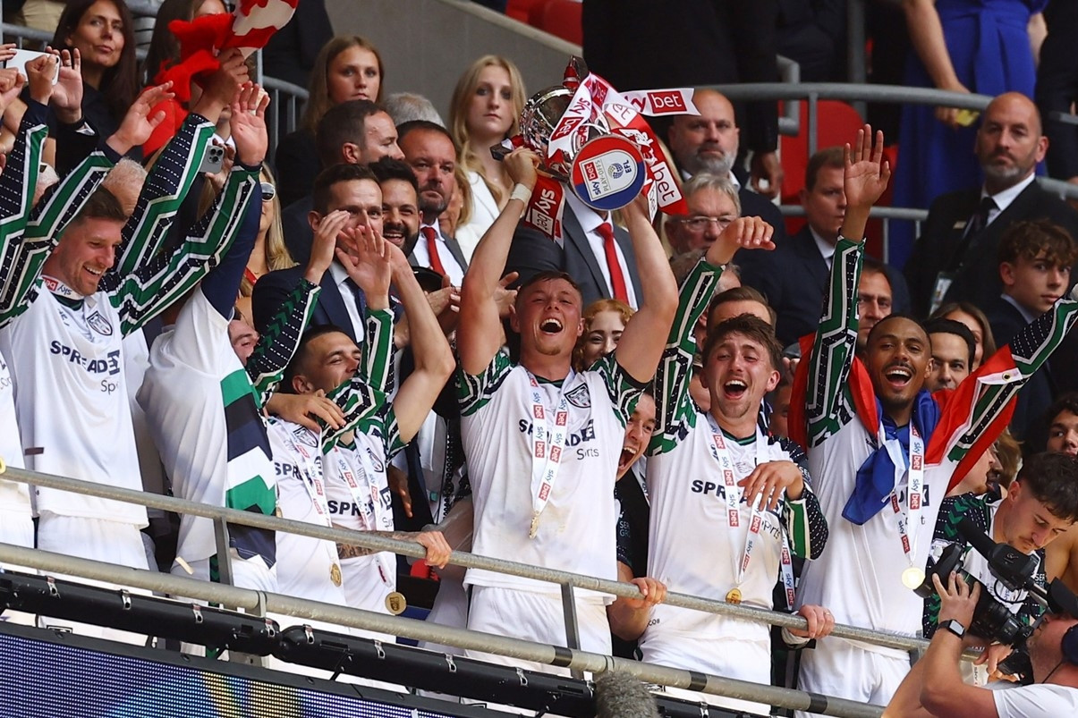 Xác định đội bóng cuối cùng thăng hạng Premier League