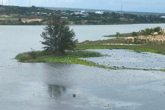 Xe địa hình chở 8 người tuột xuống hồ, 1 nữ du khách tử vong