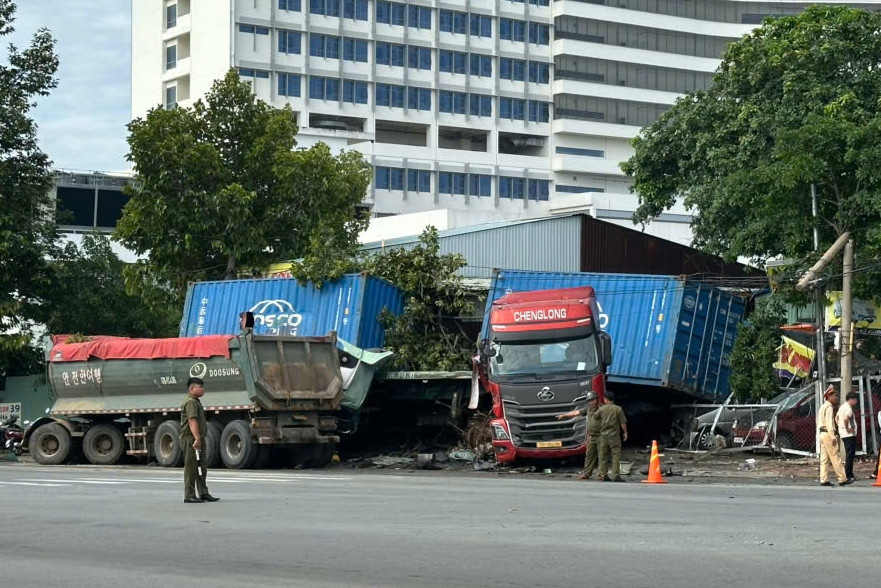 2 xe đầu kéo cùng lao vào cửa hàng sau va chạm ở Bình Dương